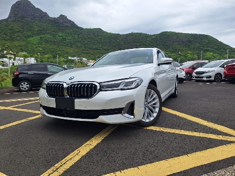 BMW 530e Luxury Line Pearl White-Rs 1,950.000